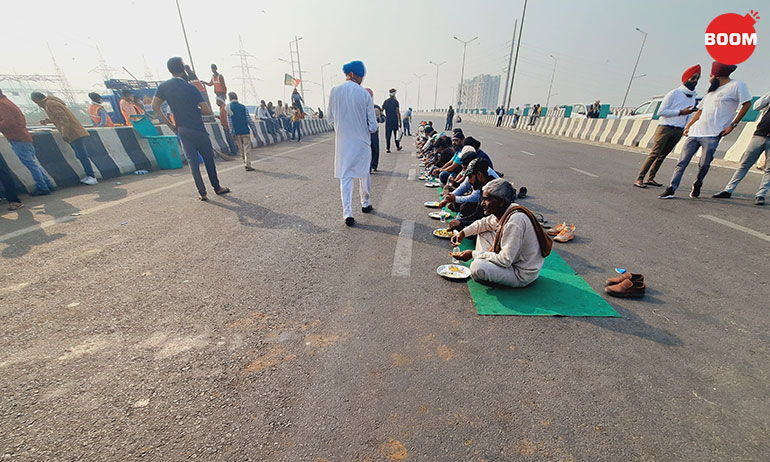 For protesters at Ghazipur border, it's 'highway on my plate' kind of feeling. Food is prepared by the roadside and served right on the highway.