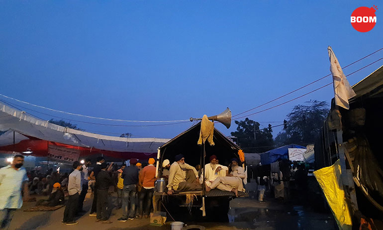 Towards the evening, sloganeering takes a backseat. People return to their makeshift houses parked at the protest site. Gurbani is broadcast live through speakers as a sewadar recites it from the dais.