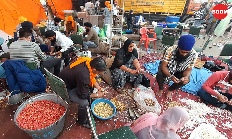 While community kitchens cater to smaller groups, langars at the protest site ensure that no one goes hungry. Breakfast, lunch, dinner, snacks, tea, coffee, milk, dry fruits...you get all of them here.
