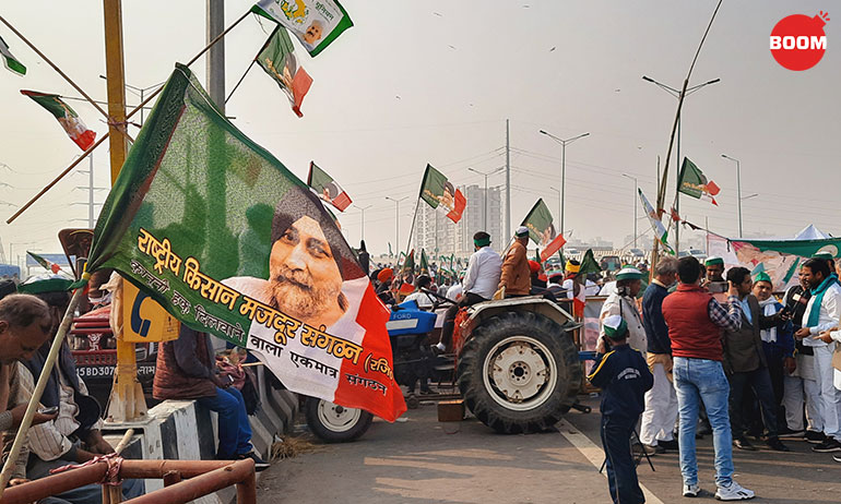 On the way to Singhu, a portion of NH 24 passing over Delhi-Uttar Pradesh border has been blocked and turned into a protest site by the farmers. They cook and serve langar on the highway.