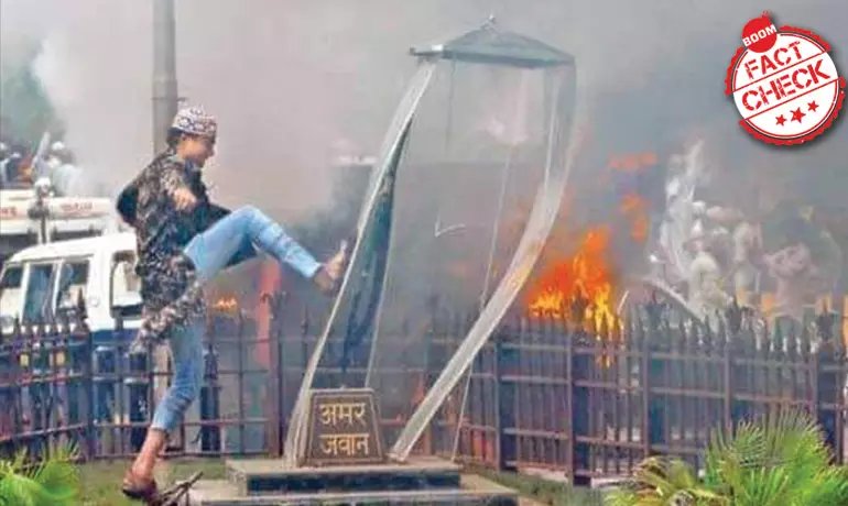 CAB Protests: 2012 Photo Of Muslim Youth Desecrating Amar Jawan Memorial Revived