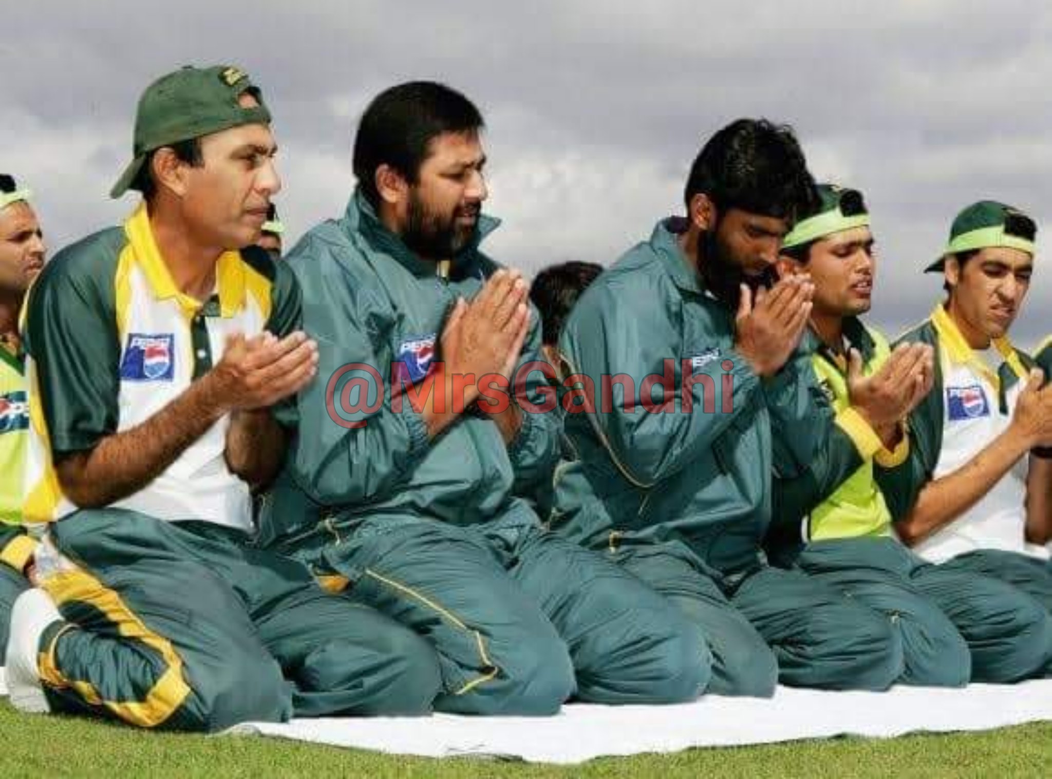 Front row (from left): Abdul Rauf (team masseur), Inzamam ul-Haq, Mohammed Yousuf, Kamran Akmal, Umar Gul.Second row: Rana Naved-ul-Hasan