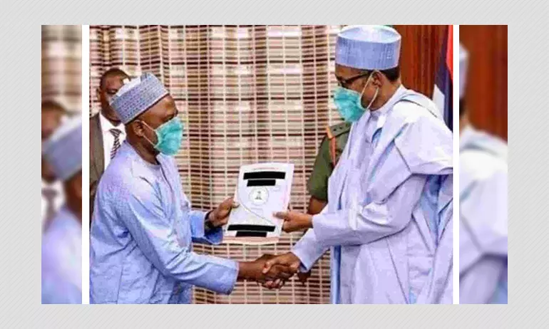 This Photo Of The Nigerian President Muhammadu Buhari Shaking Hands Is Doctored