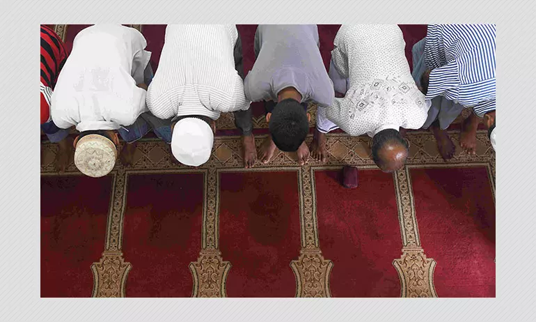 False: Muslims Ignore COVID-19 Curfew, Convene At Mosque In Sri Lanka