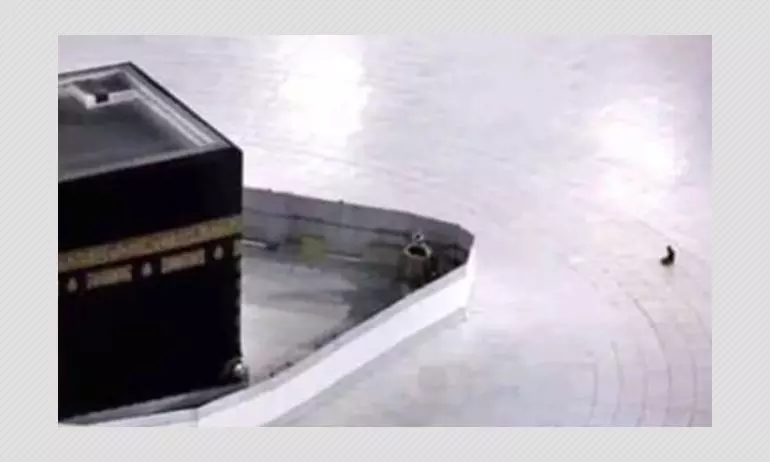 Does This Photo Show A Cleaner Praying At Meccas Kaaba? A Fact Check