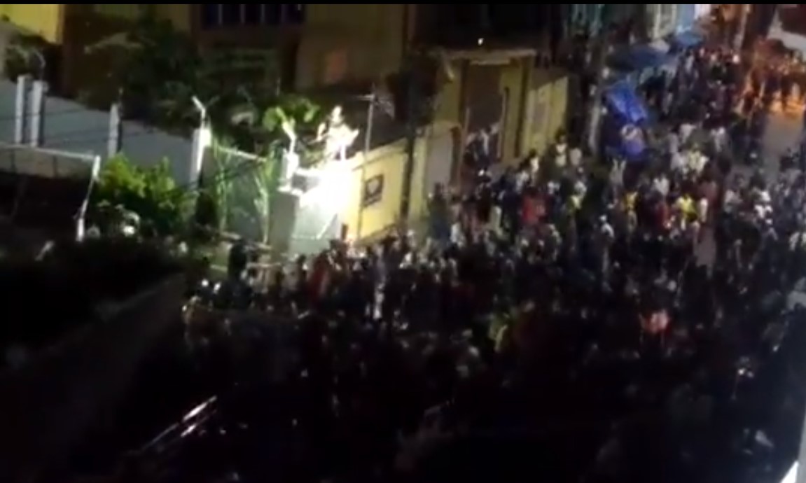 Screeshot from a video showing mob gathered outside the DJ Hali police station