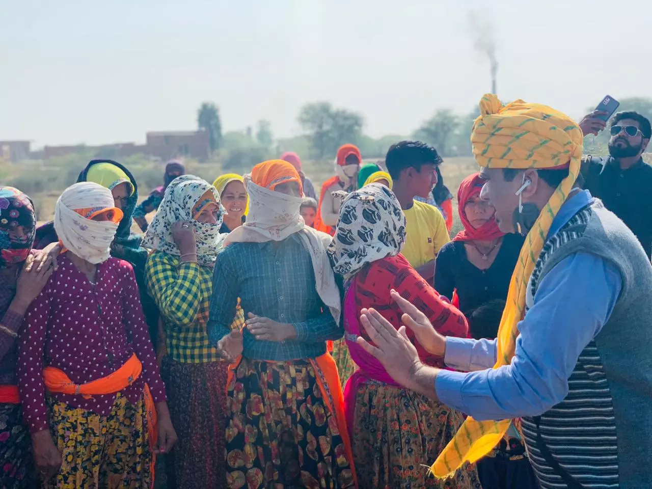 Image of Dr Kafeel Khan with women workers