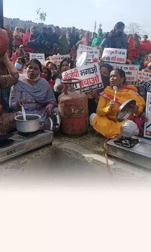 Women Congress Protest Fuel Price Hike In A Peculiar Manner