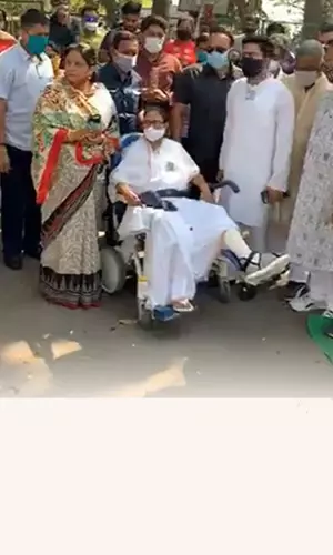 “Injured tiger is more dangerous” says wheelchair-bound Mamata in Kolkata