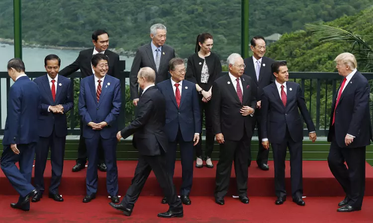 Thai PMs Photograph Cropped, Shared With Misleading Claim