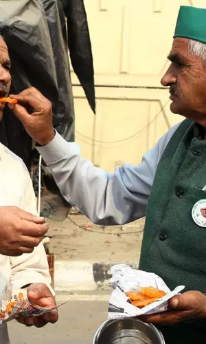 Jalebis,Dance and Hugs: Farmers Celebrate After PMs U-Turn on Farm Laws