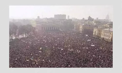 1991 Moscow Protest Image Shared As Anti-Covid March in Vienna 2021