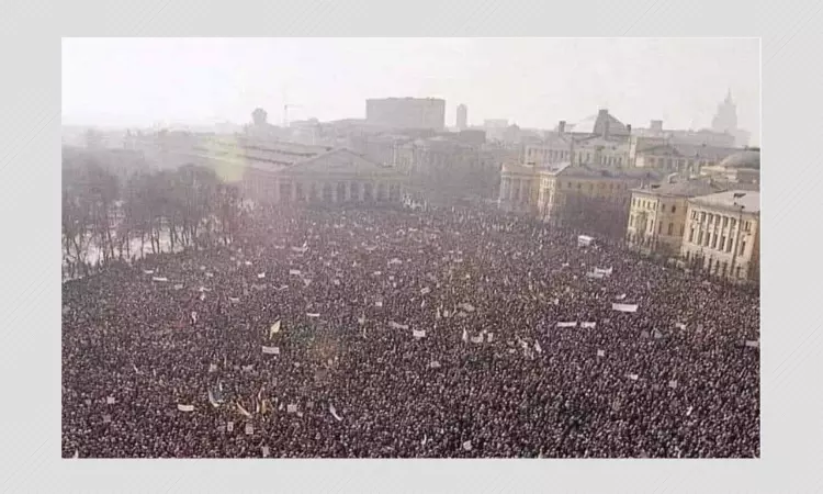 1991 Moscow Protest Image Shared As Anti-Covid March in Vienna 2021