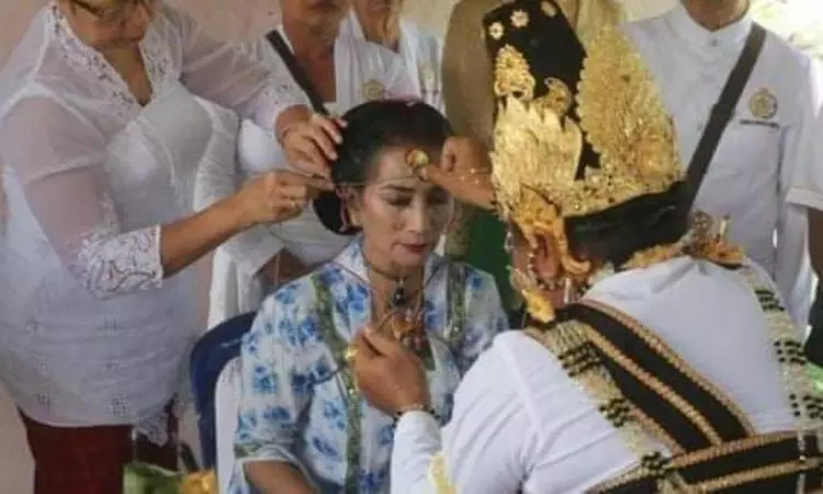No, This Photo Does Not Show An Indonesian Queen Converting To Hindusim