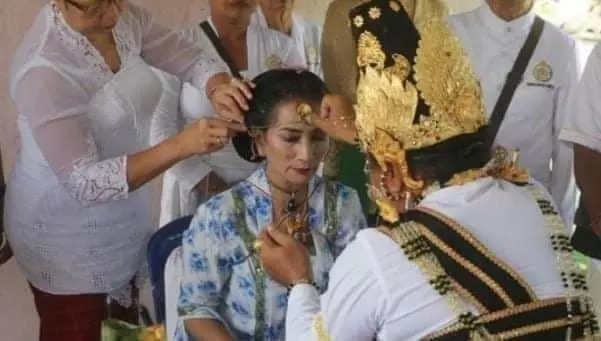 No, This Photo Does Not Show An Indonesian Queen Converting To Hindusim