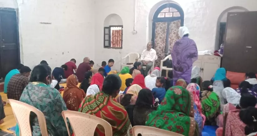 Pastor Basavaraj Dawli conducting a prayer meeting