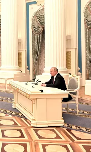 In Grand Setting, Putin Signs Decree Recognising Ukraines Two Breakaway Regions