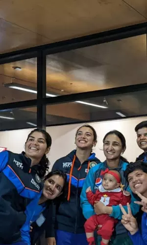 In India Vs Pakistan World Cup Match, Pak Skippers Baby Steals The Show