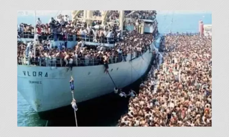 1991 Photo Of Albanians On A Ship To Italy Shared As Europeans Fleeing World War II