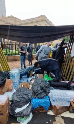 In Pictures: Good Samaritans Serve Tea, Coffee To Protesters In Colombo