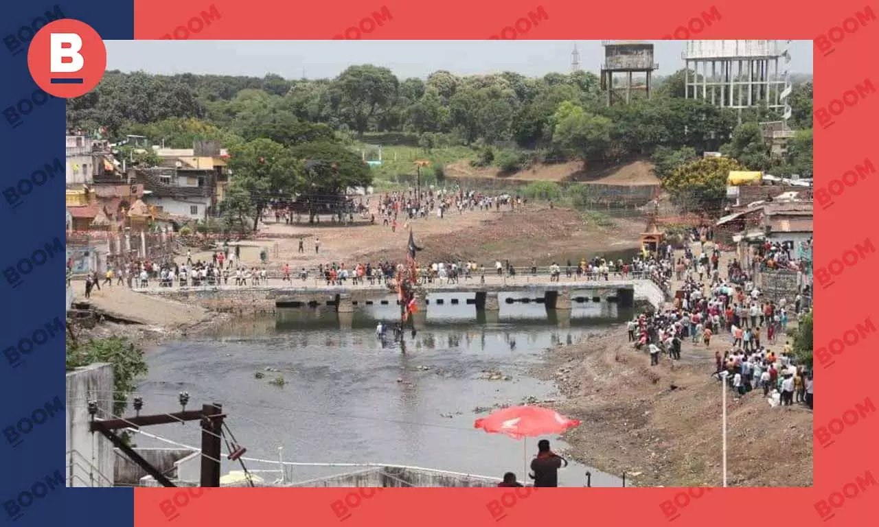 The fair is celebrated by the residents of — Sawargaon and Pandhurna — the two villages located on either side of the Jam river. The fair is celebrated by the residents of — Sawargaon and Pandhurna — the two villages located on either side of the Jam river.