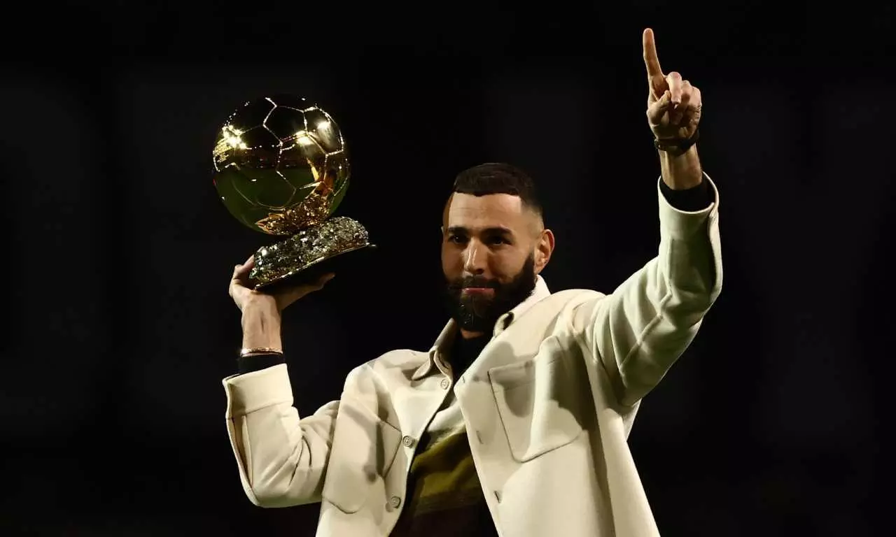 Karim Benzema presenting his Ballon Dor to Olympique Lyonnais fans