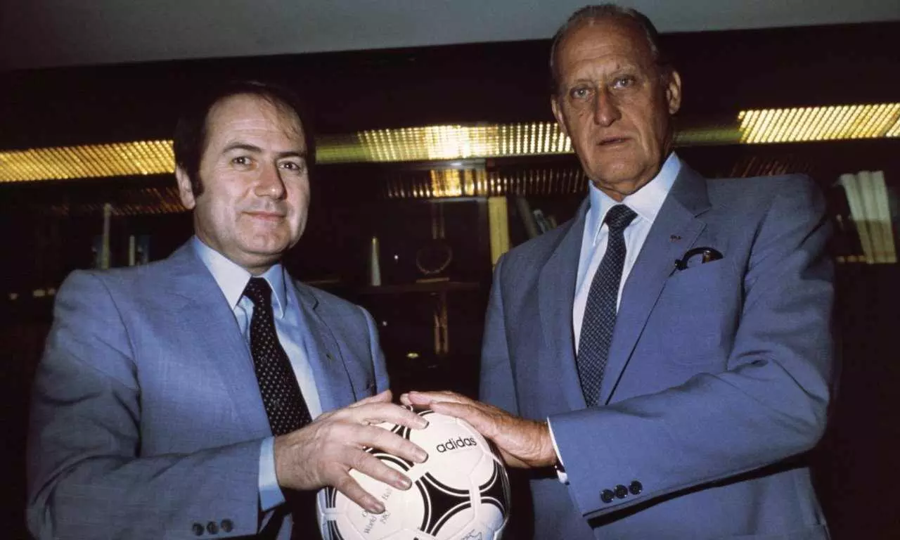 Sepp Blatter (à gauche) et João Havelange (à droite) en 1982. 