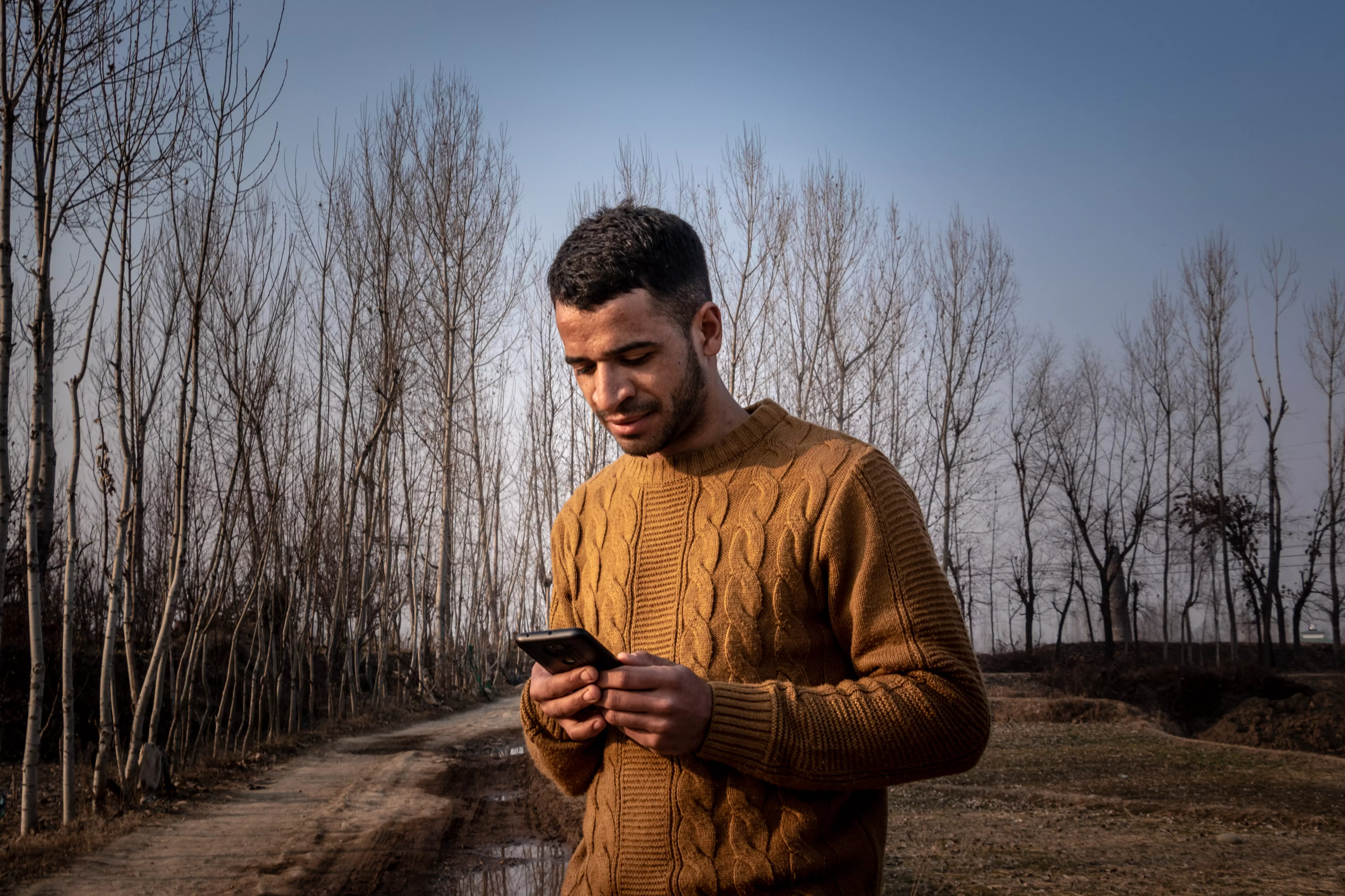In the frayed threads of digital connectivity, Kumail Ali Bhat, 21, migrated to Srinagar to pursue higher education. Coming from a socio-economically weak background, he opted for a part-time job as a senior captain at a hotel management institute in Dalgate, Srinagar, to sustain his education and meet his daily living expenses while being apart from his family at a very young age. Ashish Kumar Kataria/ Decode 