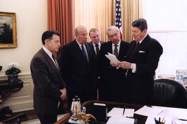 Reagan_meets_with_aides_on_Iran-Contra