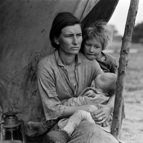 Dorothea_Lange,_Migrant_mother_(alternative),_Nipomo,_California,_1936