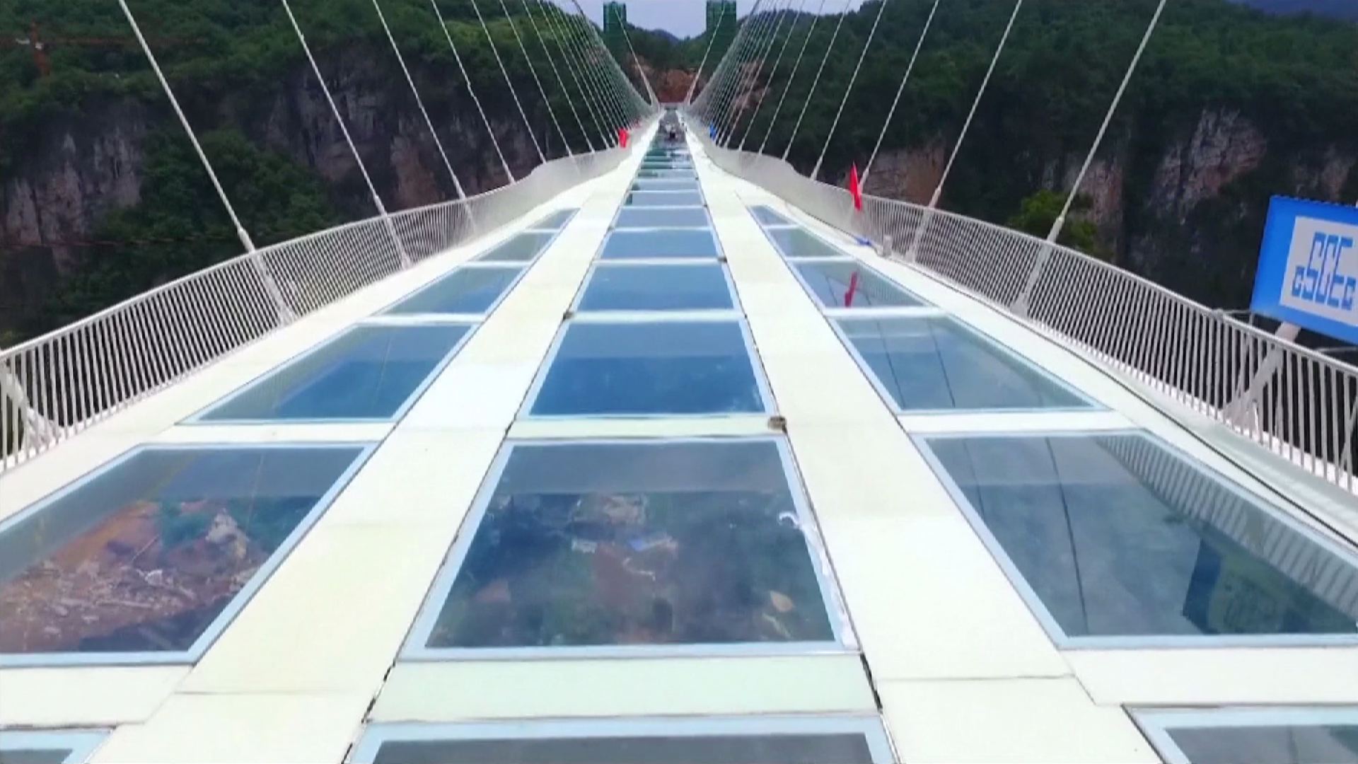 Стеклянный мост Хуньчунь. Стеклянный мост в Китае Хуньчунь. Стеклянный мост Хуньчунь 2023. Игра в кальмара стеклянный мост. Игра в кальмара стекло