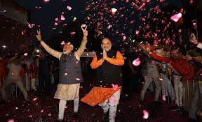 Modi and Shah victory sign