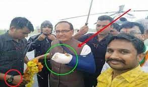 Former MP CM Shivraj Singh Chouhan Faking A Fracture? Netizens Fall For Mirror Image Selfie